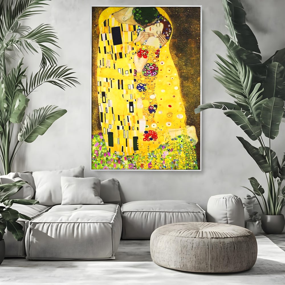 Tablou canvas cu reproducere pictura celebrul sarut klimt, in rama de aluminiu argintiu, pe perete intr-un living