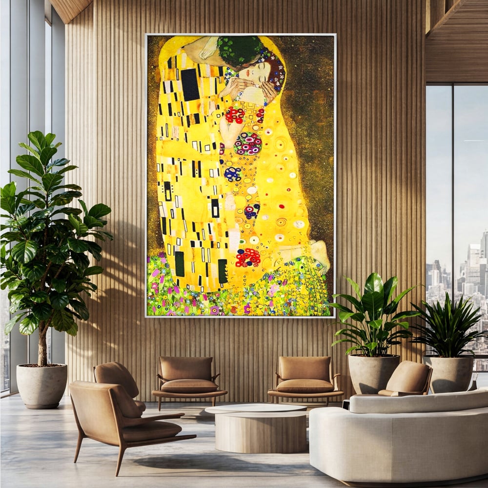 Tablou canvas cu reproducere pictura celebrul sarut klimt, in rama de aluminiu argintiu, pe perete intr-un birou