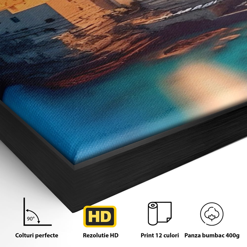 Detaliu al suprafetei: tablou canvas cu peisaj costier nocturn, in rama de aluminiu negru