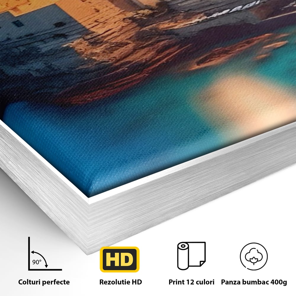 Detaliu al suprafetei: tablou canvas cu peisaj costier nocturn, in rama de aluminiu argintiu