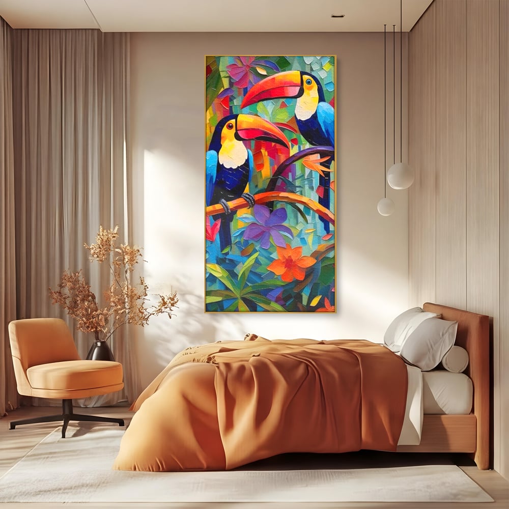 Tablou canvas cu tablou canvas cu tucani colorati, in rama de aluminiu auriu, pe perete intr-un dormitor