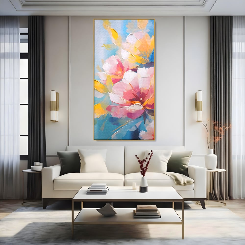 Tablou canvas cu tablou canvas cu flori roz, in rama de aluminiu auriu, pe perete intr-un living