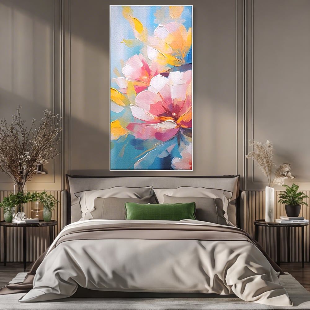 Tablou canvas cu tablou canvas cu flori roz, in rama de aluminiu argintiu, pe perete intr-un dormitor