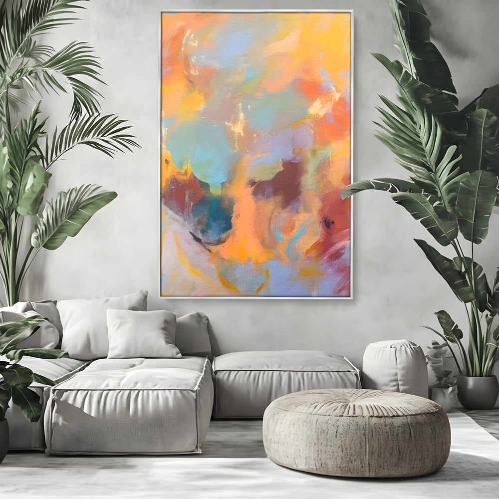 Tablou canvas cu pictura abstracta cu pete colorate verticale, in rama de aluminiu argintiu, pe perete intr-un living