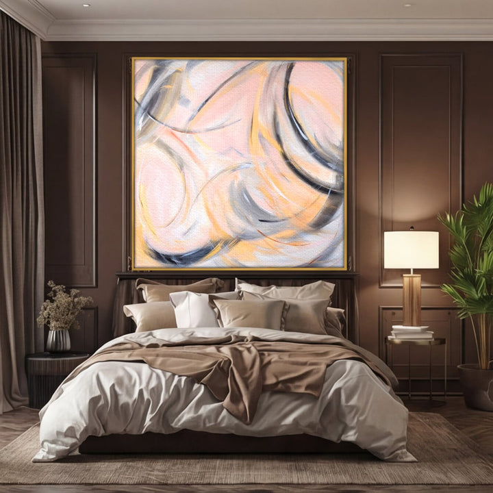 Tablou canvas cu pictura abstracta cu cercuri si linii curbate, in rama de aluminiu auriu, pe perete intr-un dormitor