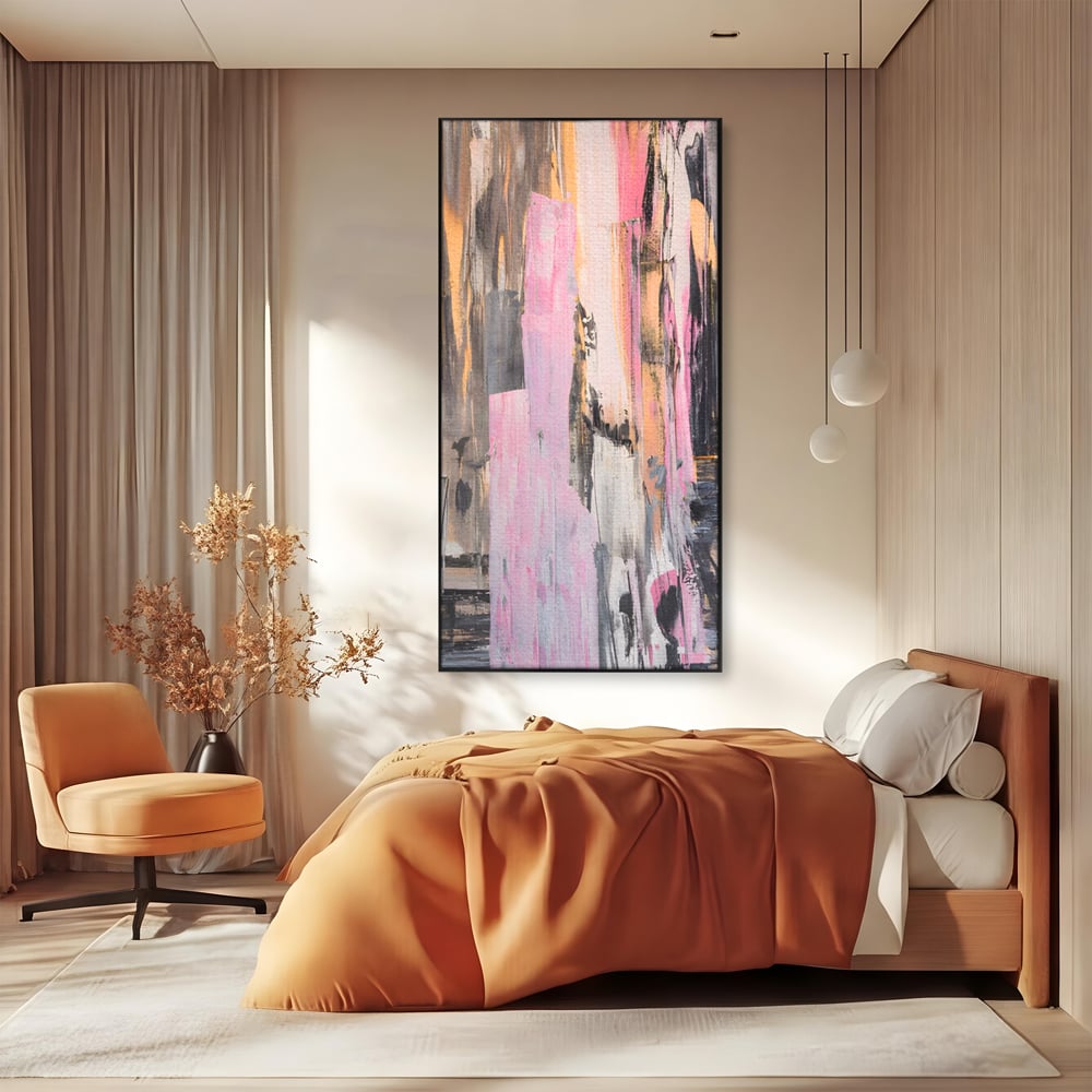 Tablou canvas cu pictura abstracta cu dungi roz, in rama de aluminiu negru, pe perete intr-un dormitor