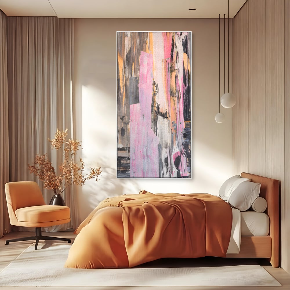 Tablou canvas cu pictura abstracta cu dungi roz, in rama de aluminiu argintiu, pe perete intr-un dormitor