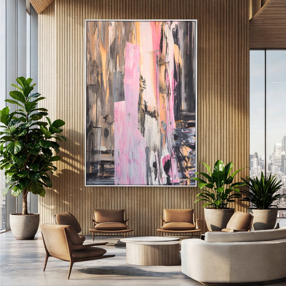 Tablou canvas cu pictura abstracta cu dungi roz, in rama de aluminiu argintiu, pe perete intr-un birou
