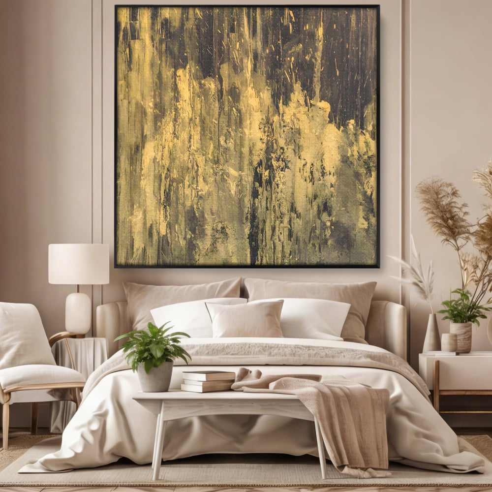 Tablou canvas cu pictura abstracta cu texturi aurii, in rama de aluminiu negru, pe perete intr-un dormitor