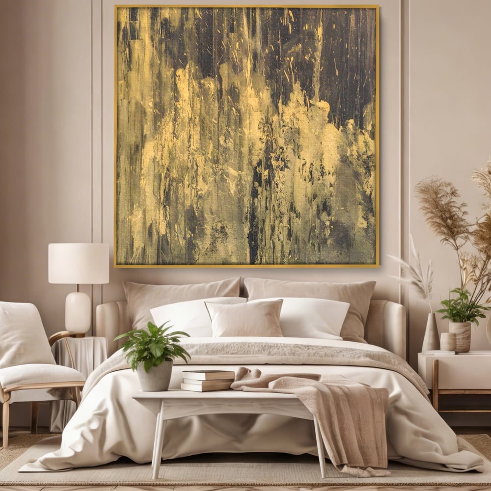 Tablou canvas cu pictura abstracta cu texturi aurii, in rama de aluminiu auriu, pe perete intr-un dormitor