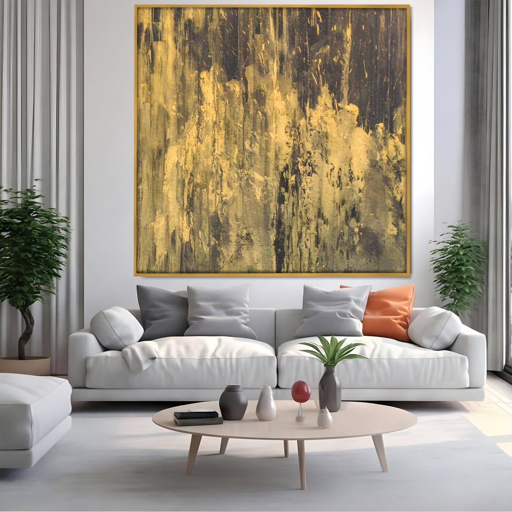 Tablou canvas cu pictura abstracta cu texturi aurii, in rama de aluminiu auriu, pe perete intr-un living