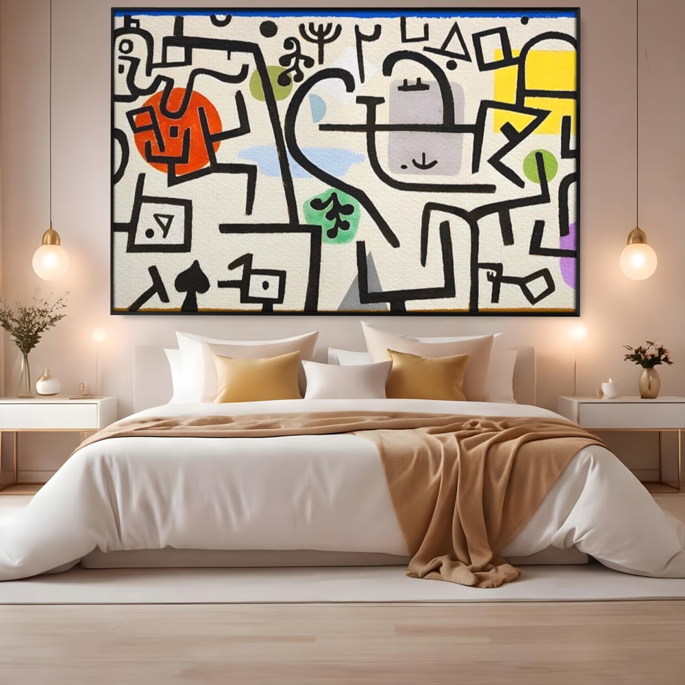 Tablou canvas cu pictura abstracta cu forme negre si pete colorate, in rama de aluminiu negru, pe perete intr-un dormitor