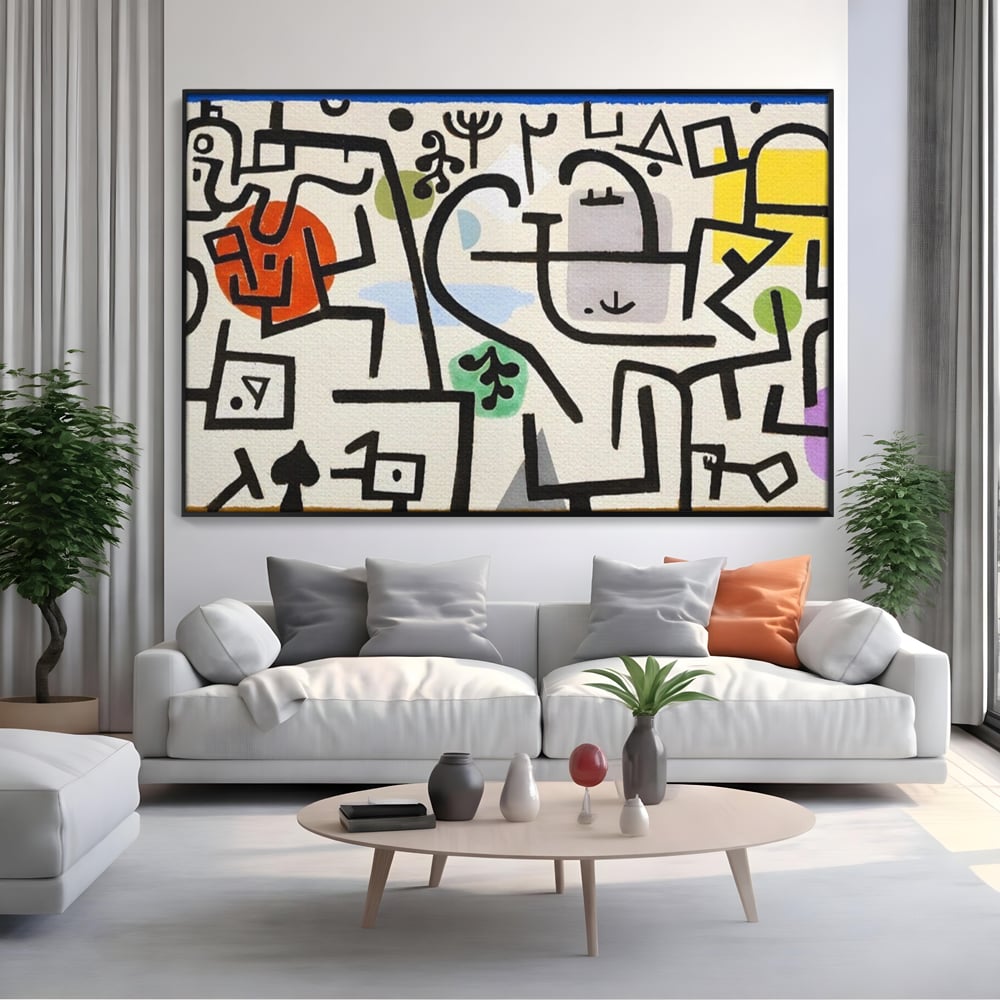 Tablou canvas cu pictura abstracta cu forme negre si pete colorate, in rama de aluminiu negru, pe perete intr-un living