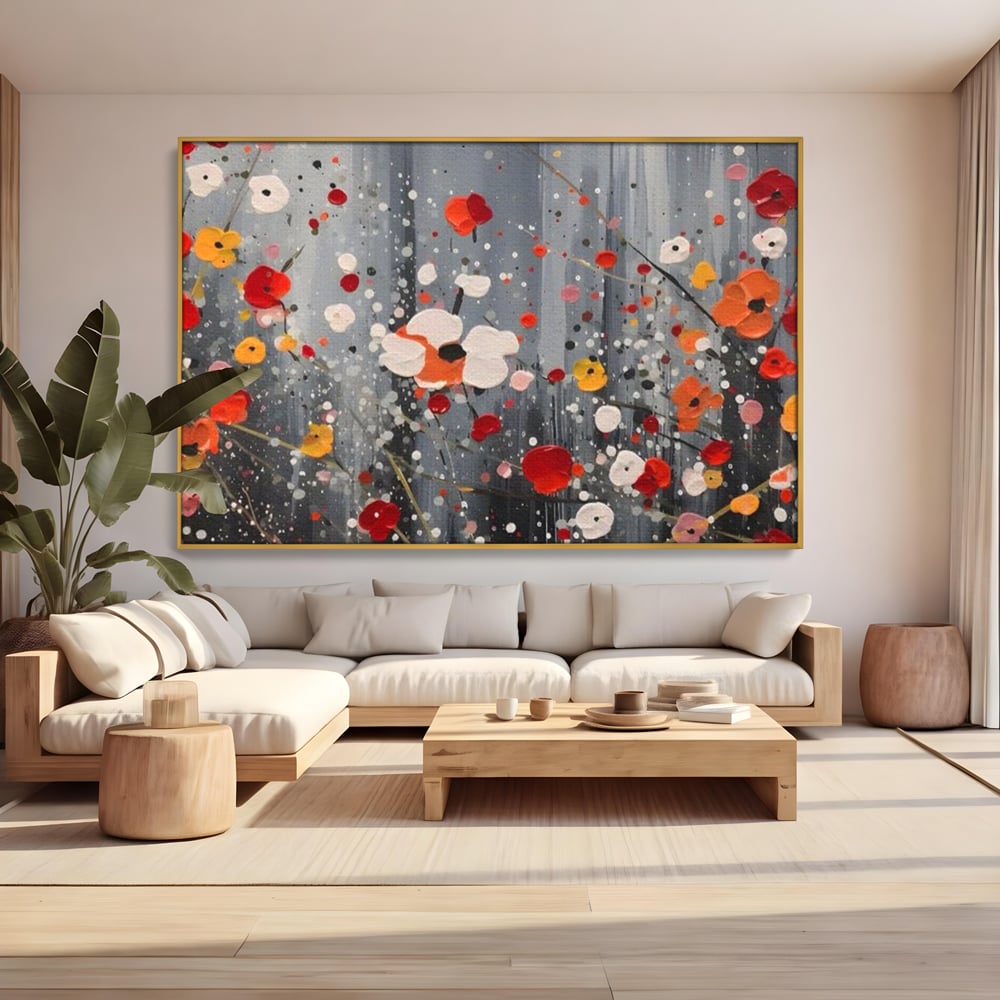 Tablou canvas cu pictura abstracta cu flori si stropi, in rama de aluminiu auriu, pe perete intr-un living