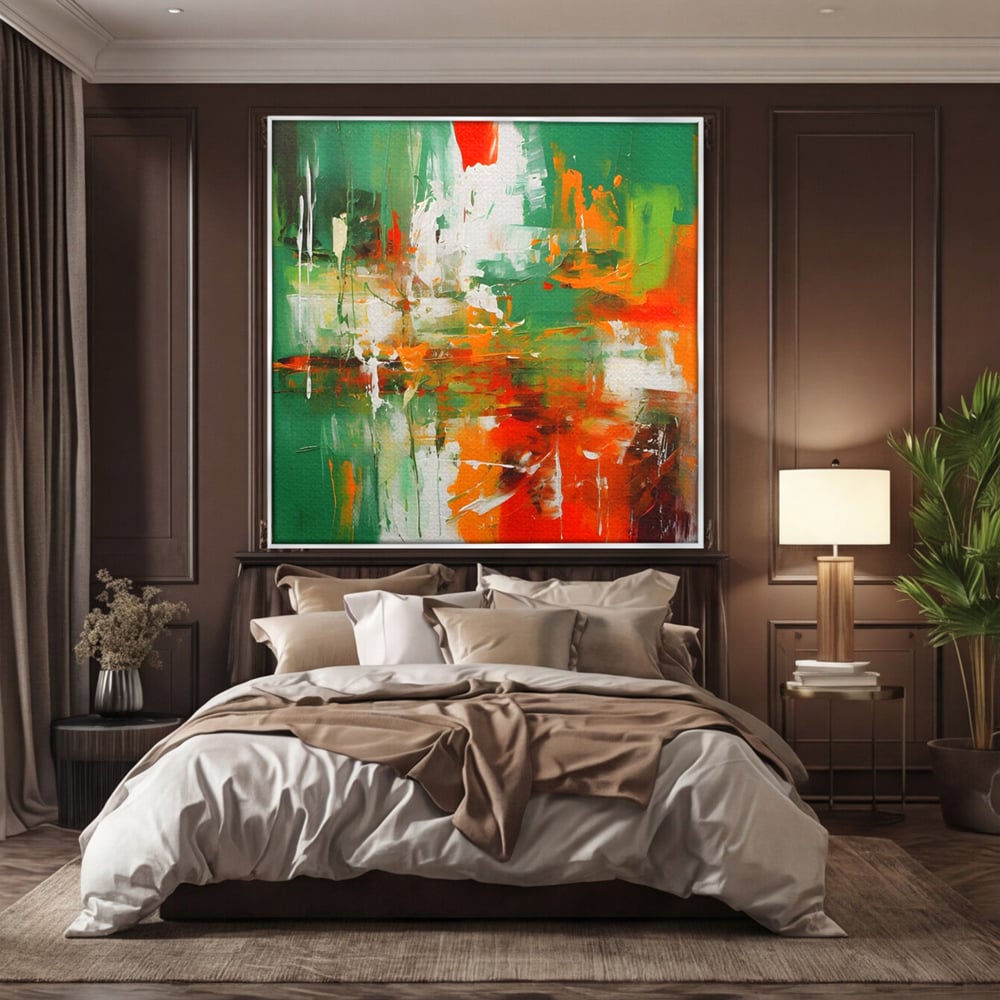 Tablou canvas cu pictura abstracta cu verde si portocaliu, in rama de aluminiu argintiu, pe perete intr-un dormitor