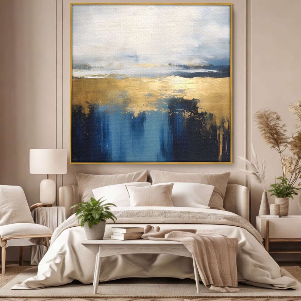 Tablou canvas cu pictura abstracta cu tonuri aurii si albastre, in rama de aluminiu auriu, pe perete intr-un dormitor
