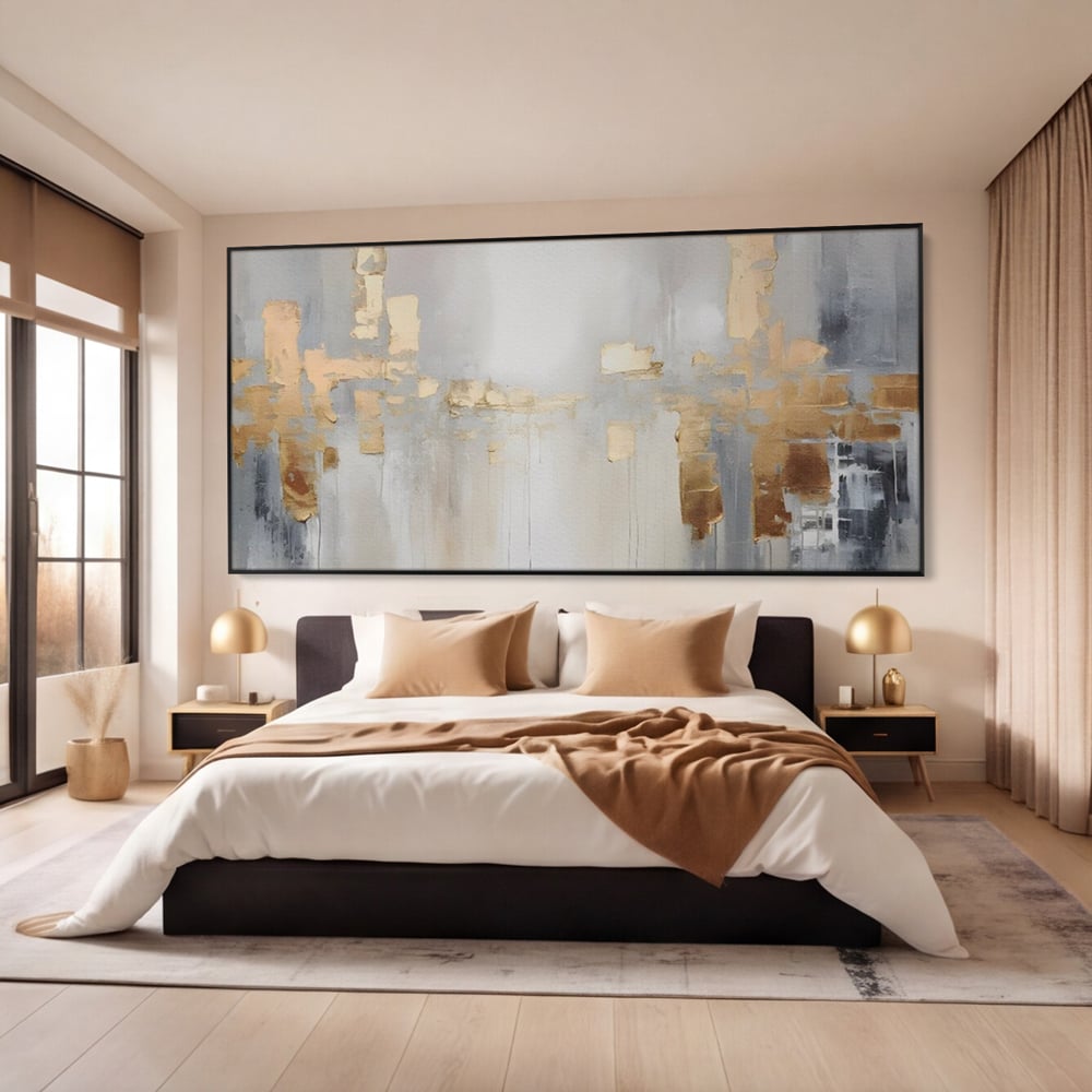 Tablou canvas cu pictura abstracta cu pete aurii si gri, in rama de aluminiu negru, pe perete intr-un dormitor