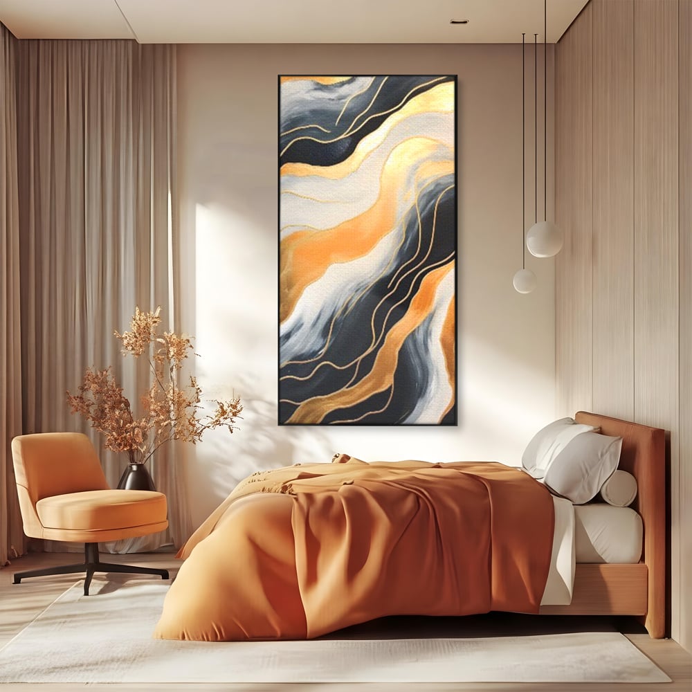 Tablou canvas cu pictura abstracta cu valuri aurii, in rama de aluminiu negru, pe perete intr-un dormitor