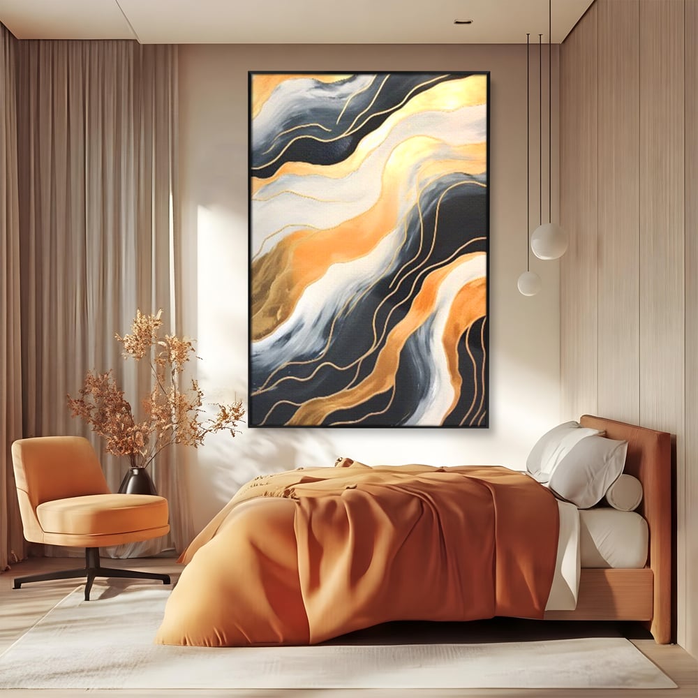 Tablou canvas cu pictura abstracta cu valuri aurii, in rama de aluminiu negru, pe perete intr-un dormitor