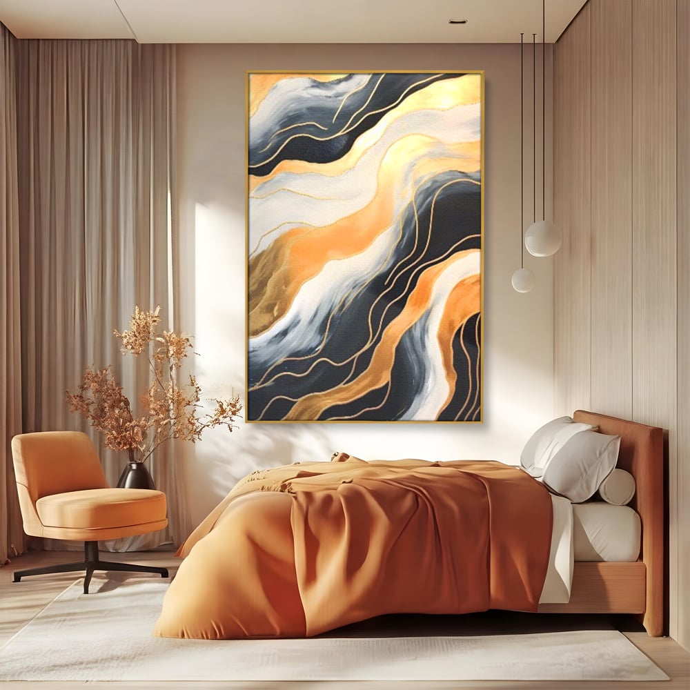 Tablou canvas cu pictura abstracta cu valuri aurii, in rama de aluminiu auriu, pe perete intr-un dormitor