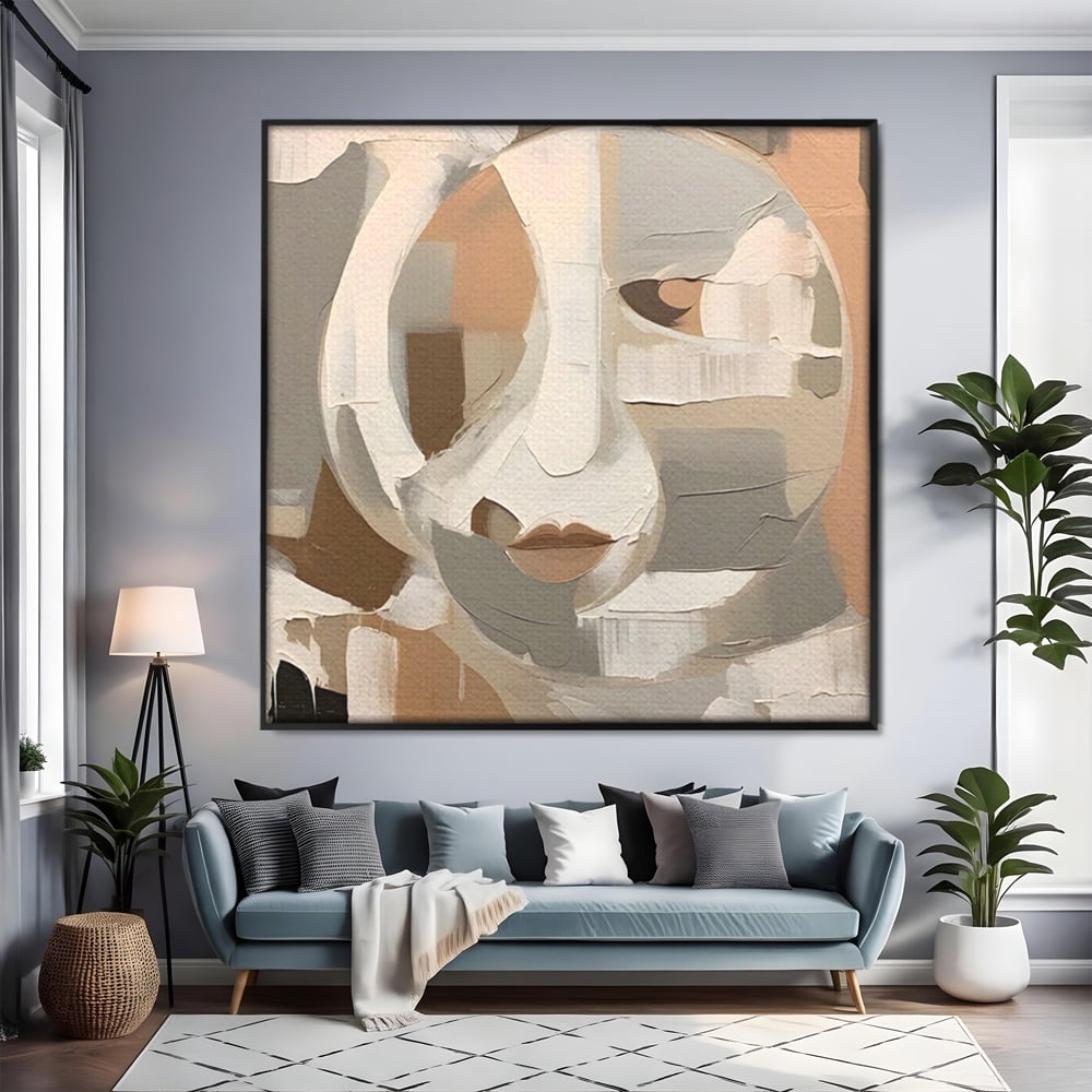 Tablou canvas cu pictura abstracta cu chip stilizat si buze, in rama de aluminiu negru, pe perete intr-un living