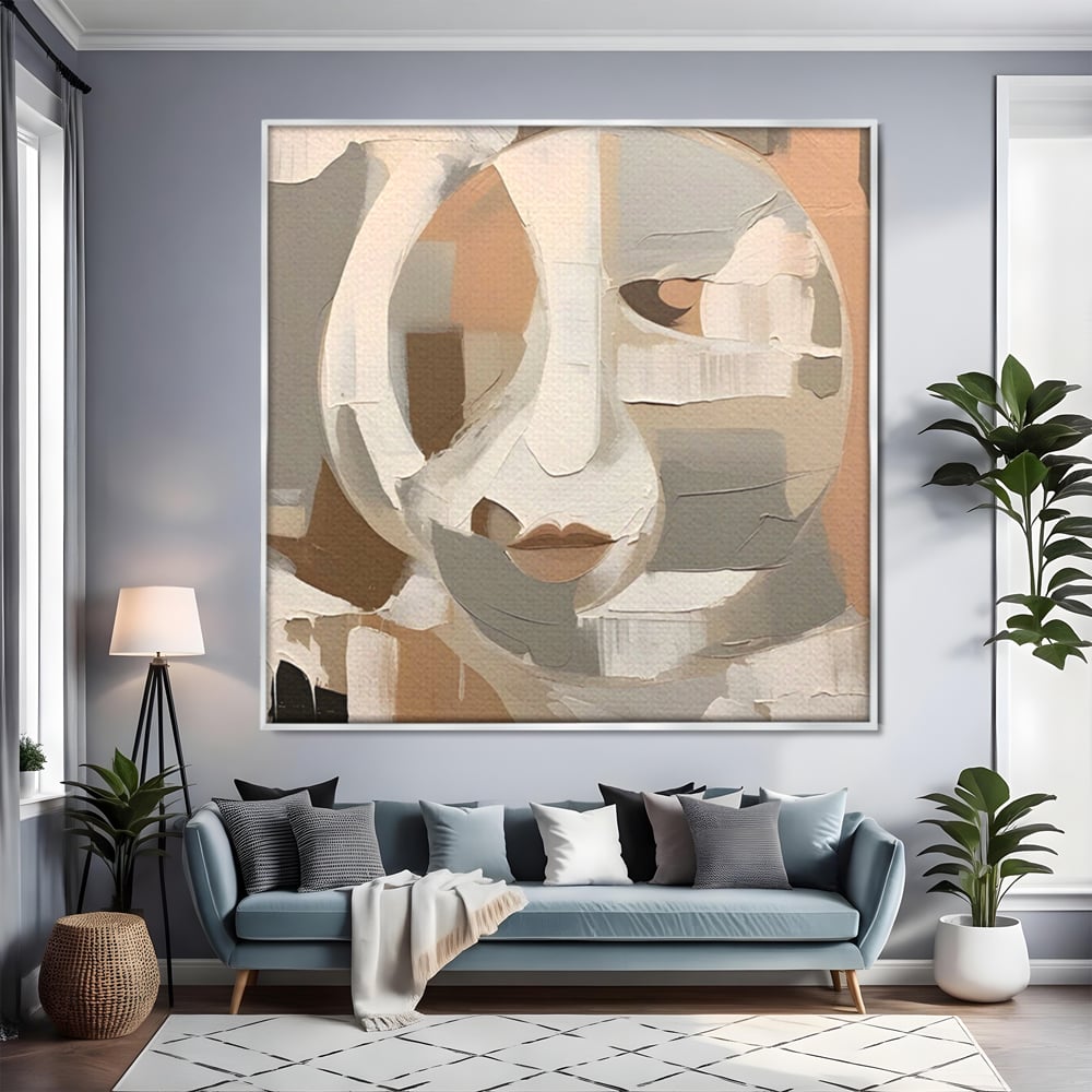 Tablou canvas cu pictura abstracta cu chip stilizat si buze, in rama de aluminiu argintiu, pe perete intr-un living