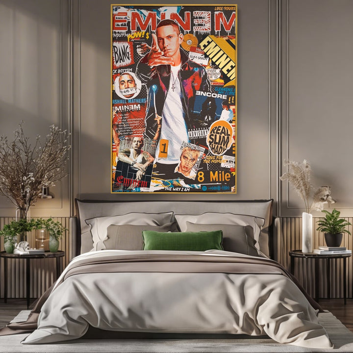 Tablou canvas cu tablou canvas cu eminem si colaj hip-hop, in rama de aluminiu auriu, pe perete intr-un dormitor