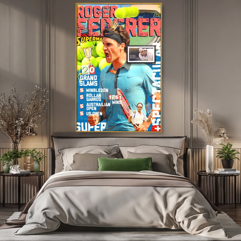 Tablou canvas cu tablou canvas cu roger federer si racheta de tenis, in rama de aluminiu auriu, pe perete intr-un dormitor