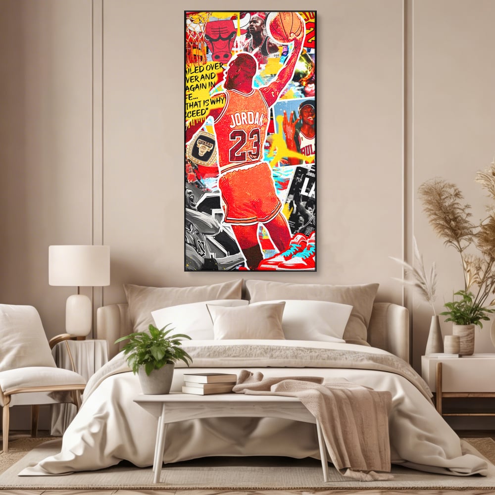 Tablou canvas cu tablou canvas cu michael jordan in actiune, in rama de aluminiu negru, pe perete intr-un dormitor
