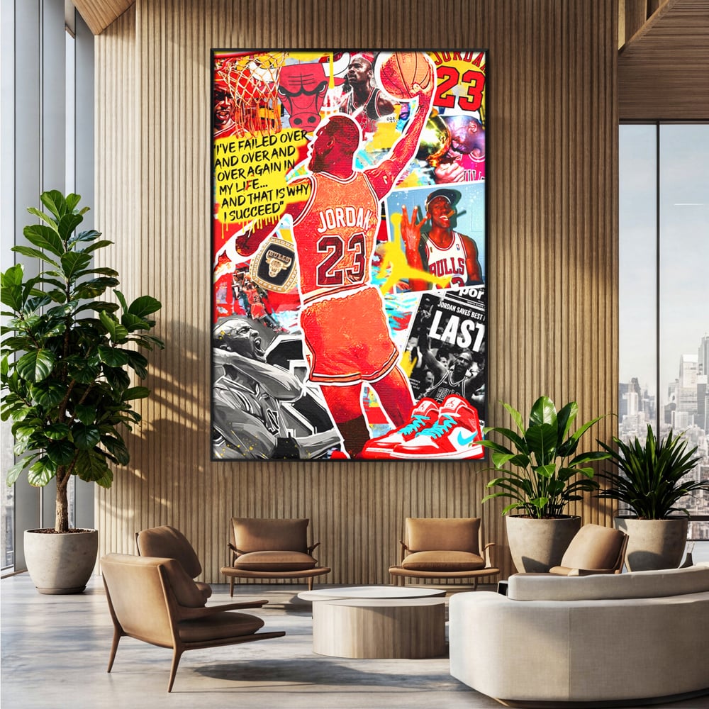 Tablou canvas cu tablou canvas cu michael jordan in actiune, in rama de aluminiu negru, pe perete intr-un birou