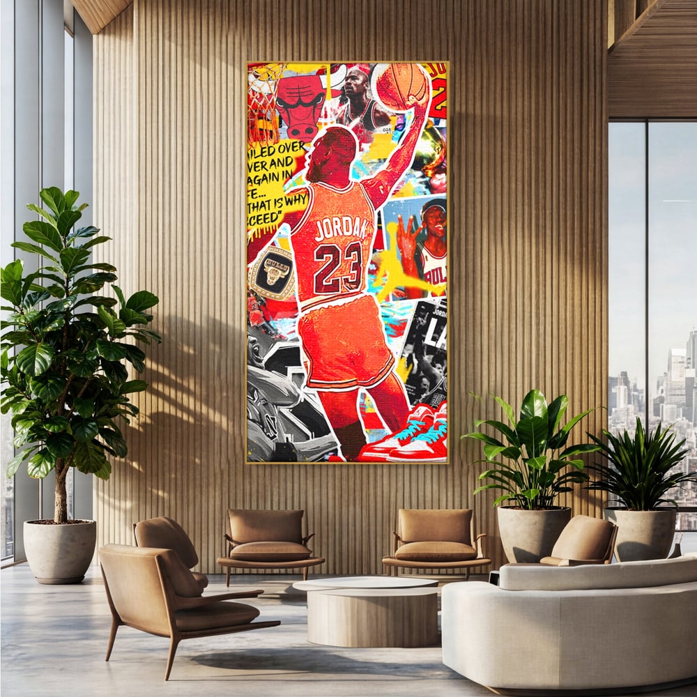 Tablou canvas cu tablou canvas cu michael jordan in actiune, in rama de aluminiu auriu, pe perete intr-un birou
