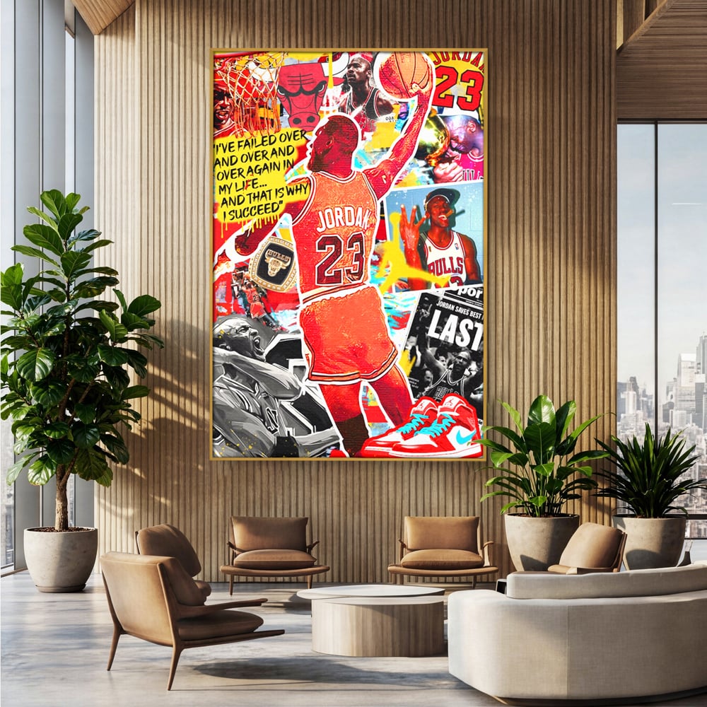 Tablou canvas cu tablou canvas cu michael jordan in actiune, in rama de aluminiu auriu, pe perete intr-un birou