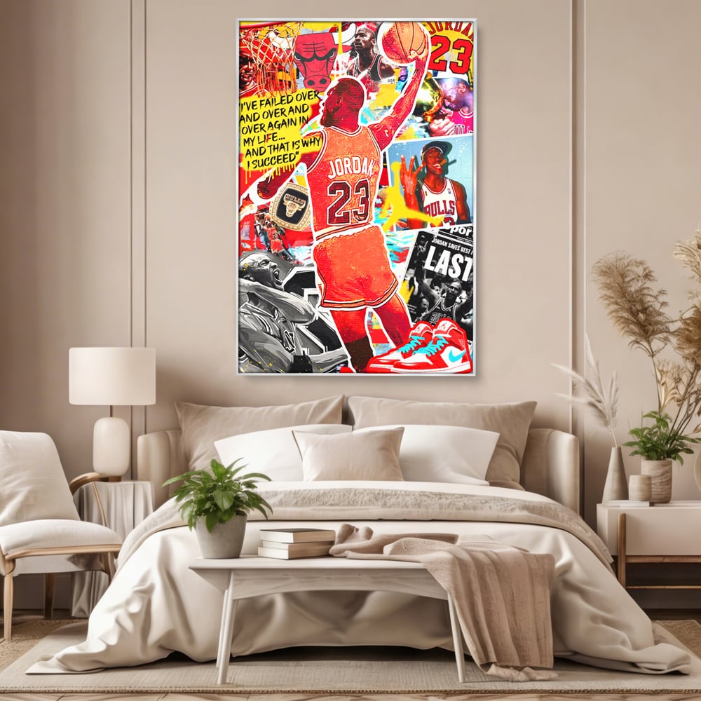 Tablou canvas cu tablou canvas cu michael jordan in actiune, in rama de aluminiu argintiu, pe perete intr-un dormitor
