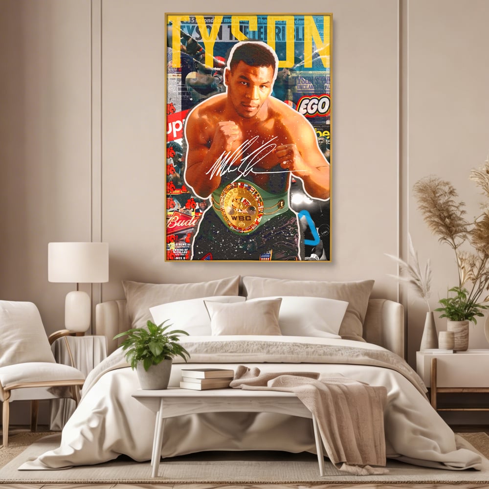 Tablou canvas cu tablou canvas cu boxerul mike tyson, in rama de aluminiu auriu, pe perete intr-un dormitor