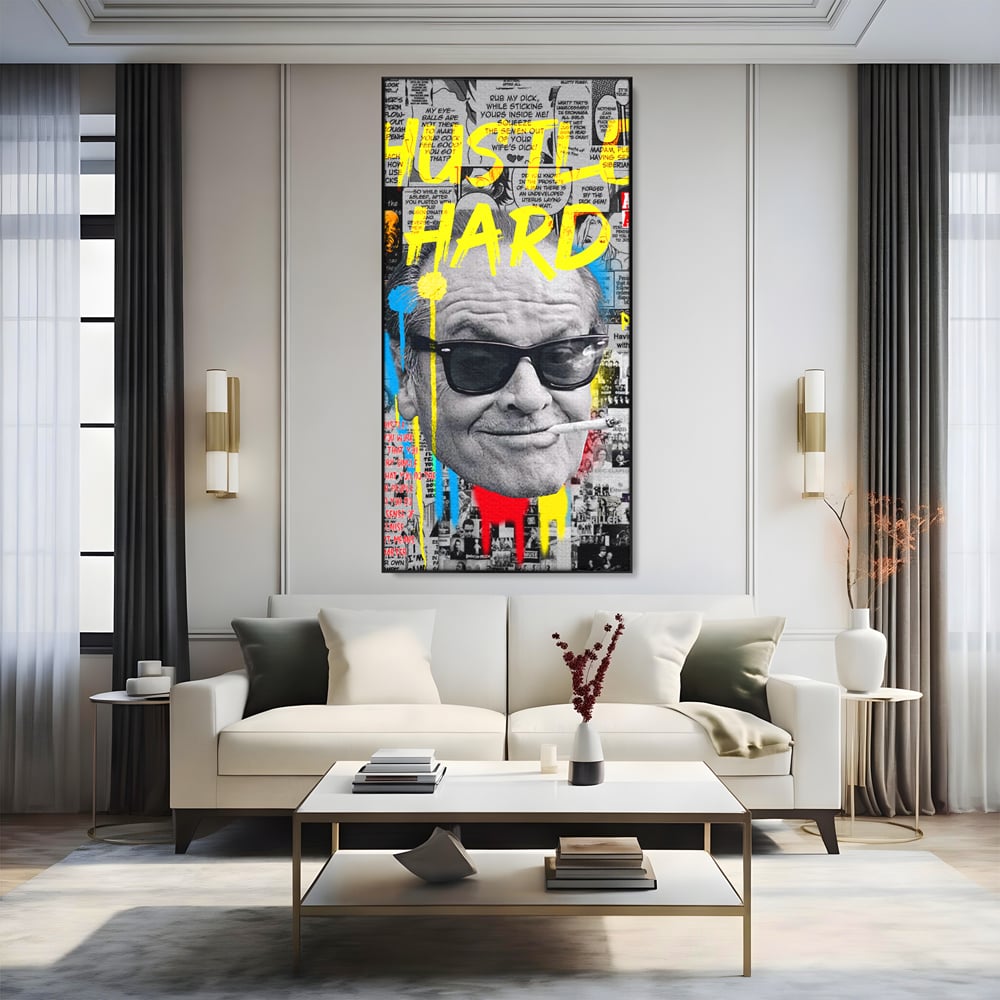 Tablou canvas cu tablou portret jack nicholson cu ochelari si tigara, in rama de aluminiu negru, pe perete intr-un living