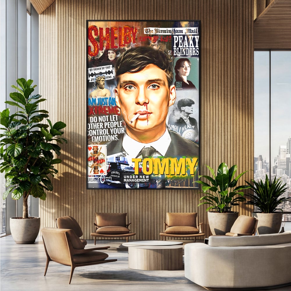 Tablou canvas cu tablou canvas cu portretul lui tommy shelby, in rama de aluminiu negru, pe perete intr-un birou