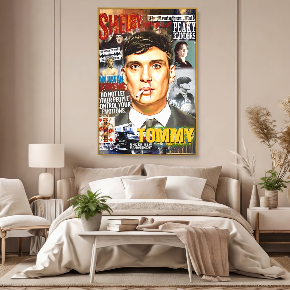 Tablou canvas cu tablou canvas cu portretul lui tommy shelby, in rama de aluminiu auriu, pe perete intr-un dormitor