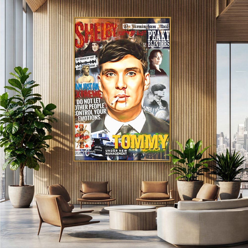 Tablou canvas cu tablou canvas cu portretul lui tommy shelby, in rama de aluminiu auriu, pe perete intr-un birou