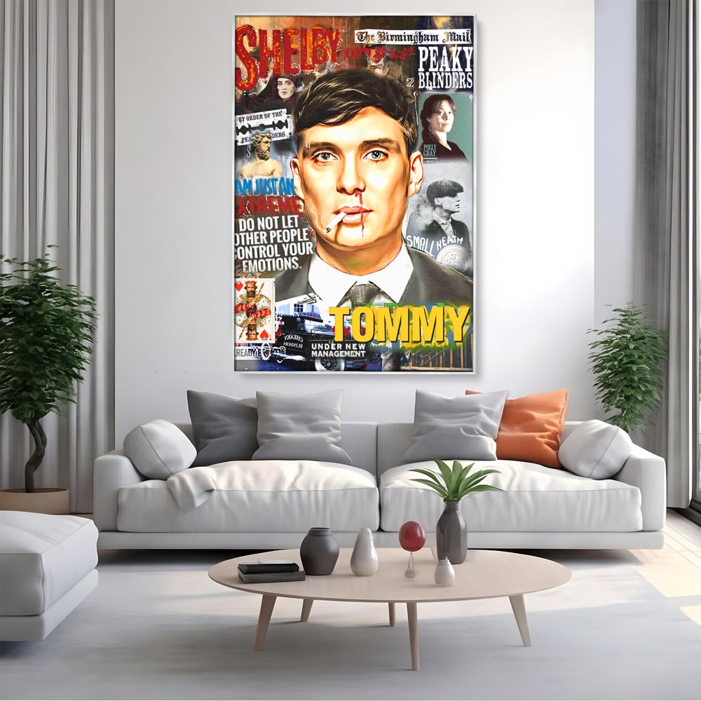 Tablou canvas cu tablou canvas cu portretul lui tommy shelby, in rama de aluminiu argintiu, pe perete intr-un living