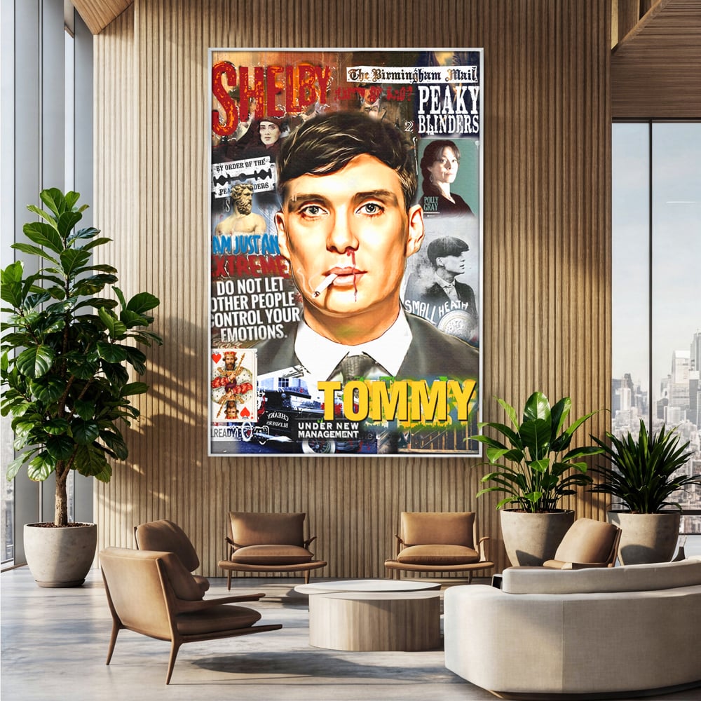 Tablou canvas cu tablou canvas cu portretul lui tommy shelby, in rama de aluminiu argintiu, pe perete intr-un birou