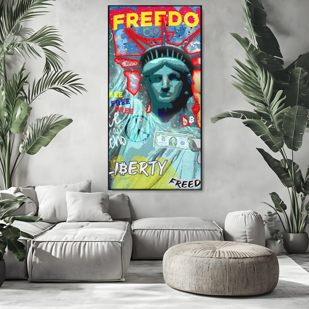 Tablou canvas cu tablou canvas cu statuia libertatii si graffiti, in rama de aluminiu negru, pe perete intr-un living