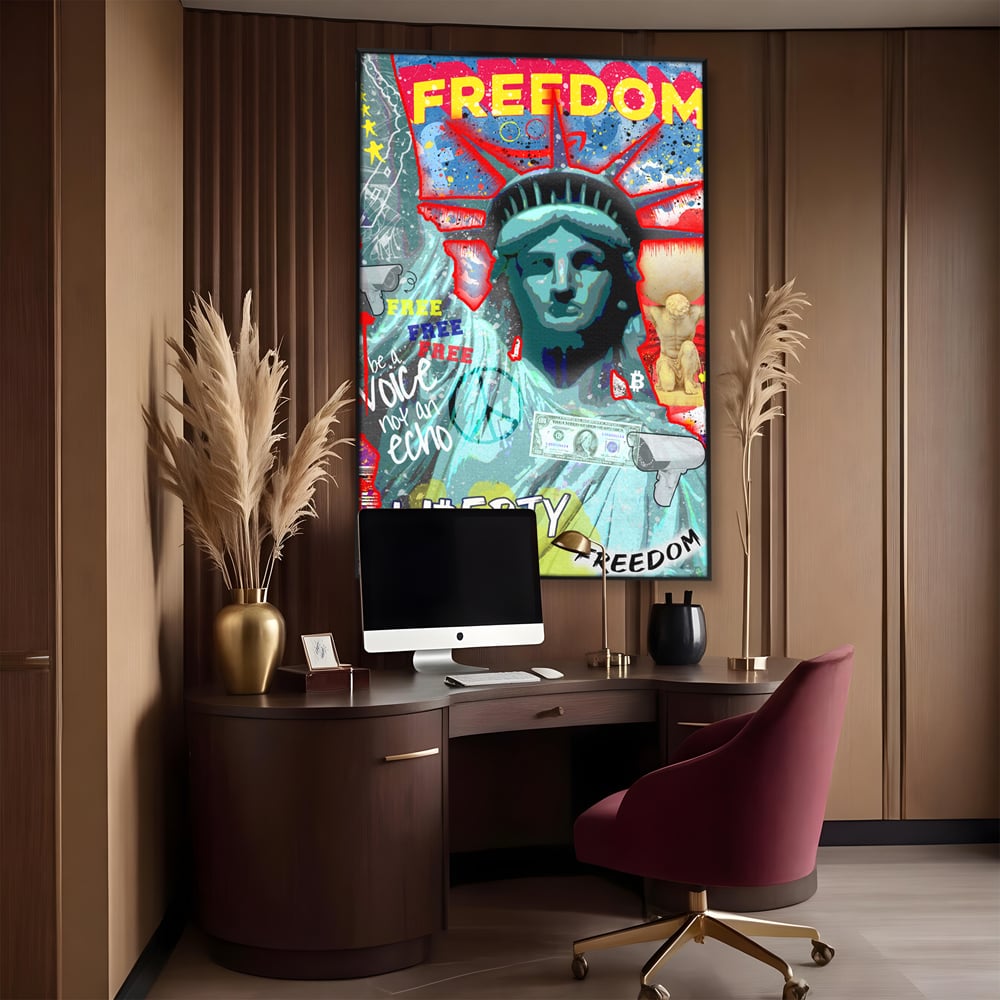 Tablou canvas cu tablou canvas cu statuia libertatii si graffiti, in rama de aluminiu negru, pe perete intr-un birou