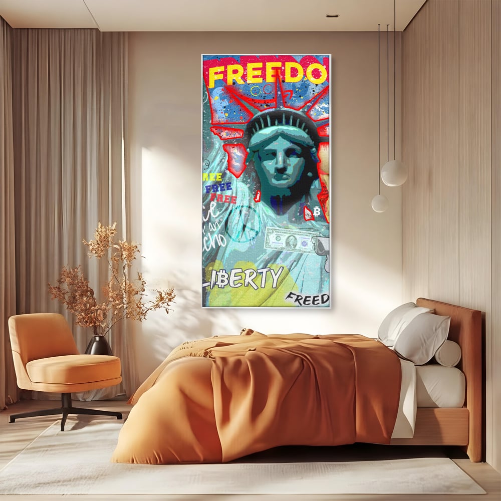 Tablou canvas cu tablou canvas cu statuia libertatii si graffiti, in rama de aluminiu argintiu, pe perete intr-un dormitor