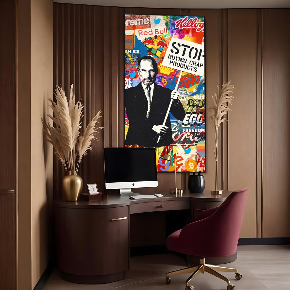 Tablou canvas cu tablou canvas cu portretul lui steve jobs, in rama de aluminiu negru, pe perete intr-un birou