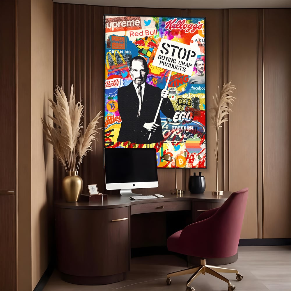 Tablou canvas cu tablou canvas cu portretul lui steve jobs, in rama de aluminiu negru, pe perete intr-un birou