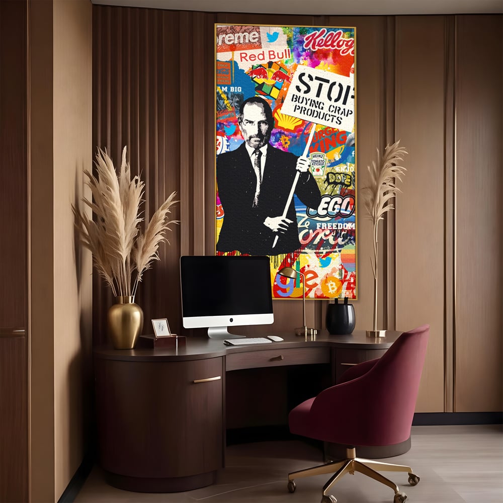 Tablou canvas cu tablou canvas cu portretul lui steve jobs, in rama de aluminiu auriu, pe perete intr-un birou