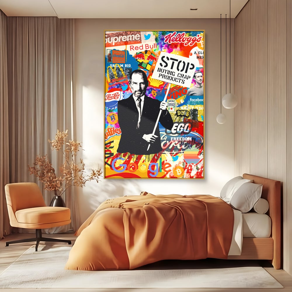 Tablou canvas cu tablou canvas cu portretul lui steve jobs, in rama de aluminiu auriu, pe perete intr-un dormitor