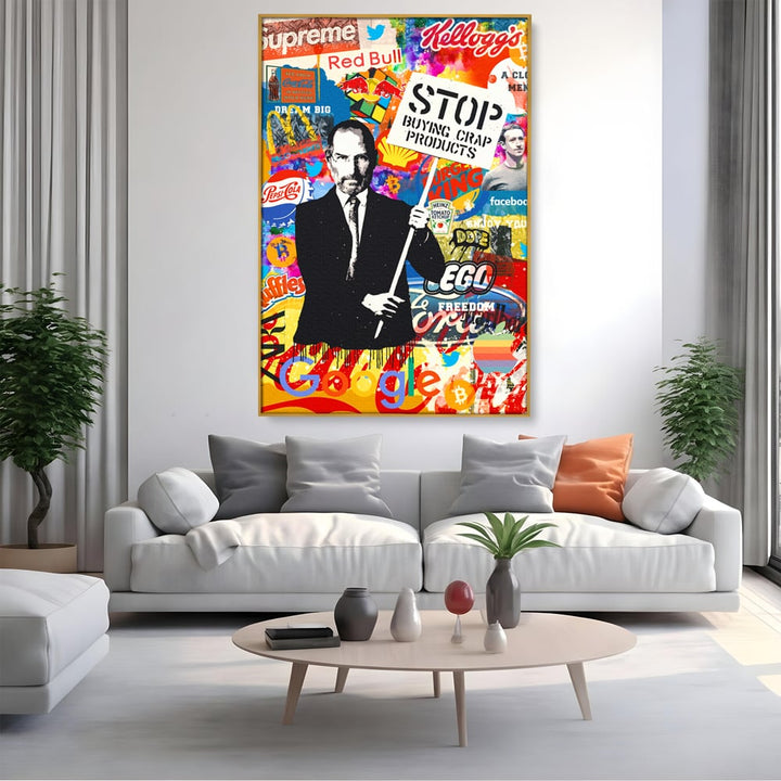 Tablou canvas cu tablou canvas cu portretul lui steve jobs, in rama de aluminiu auriu, pe perete intr-un living