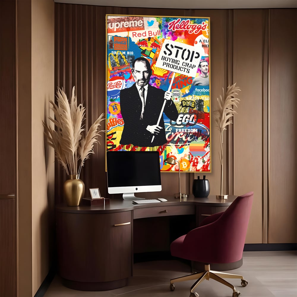 Tablou canvas cu tablou canvas cu portretul lui steve jobs, in rama de aluminiu auriu, pe perete intr-un birou