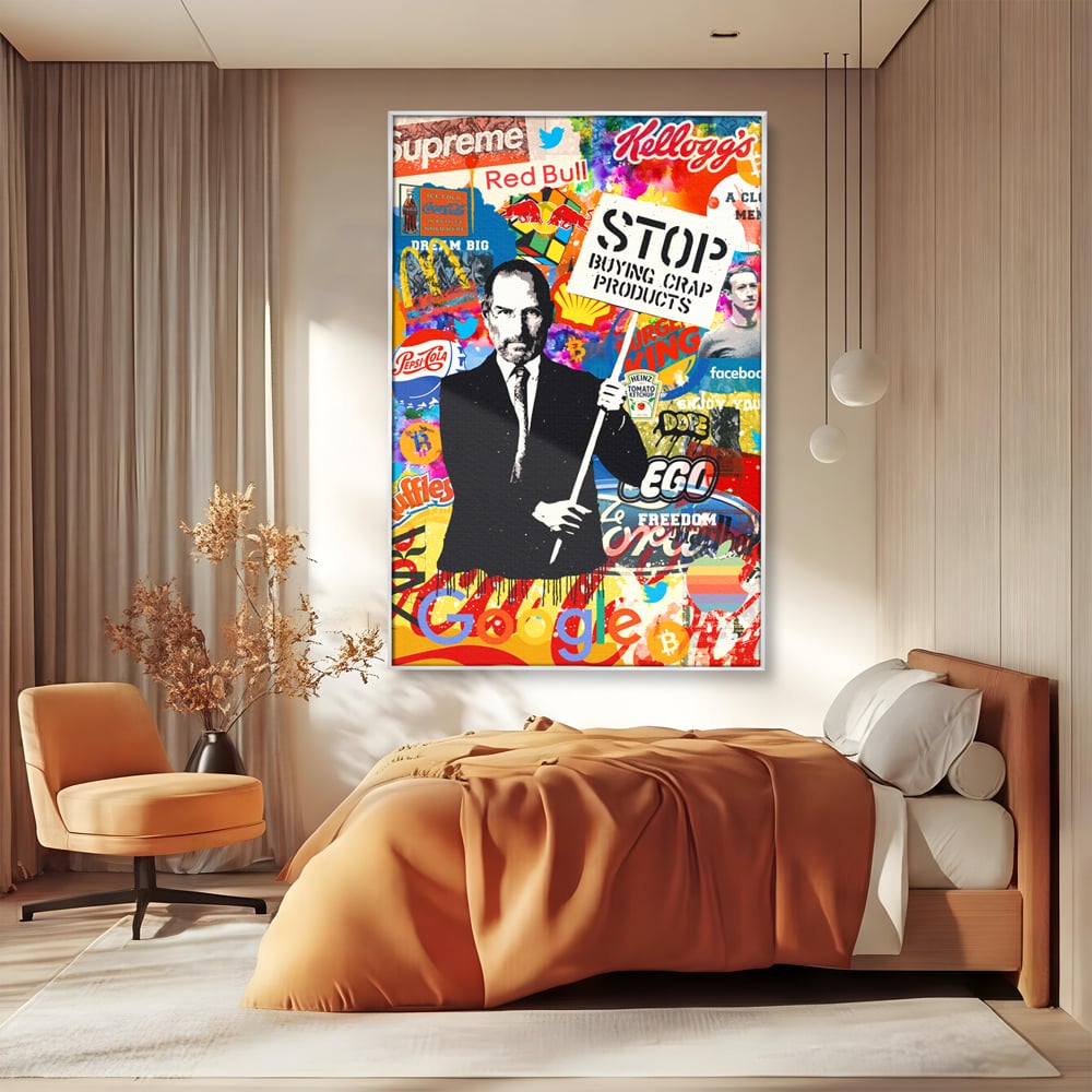 Tablou canvas cu tablou canvas cu portretul lui steve jobs, in rama de aluminiu argintiu, pe perete intr-un dormitor